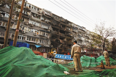 救援人員在現(xiàn)場(chǎng)排查。