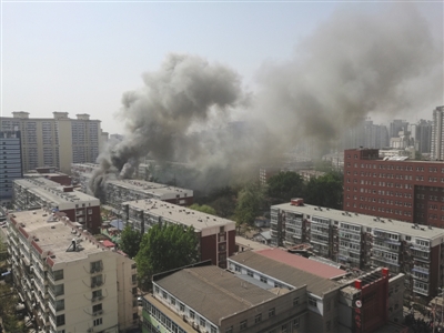 昨日，北京海淀區(qū)紅聯(lián)南村小區(qū)施工工地挖斷燃?xì)夤艿溃斐杀ㄒl(fā)居民樓火災(zāi)，致1死2傷，發(fā)生爆炸起火現(xiàn)場(chǎng)濃煙滾滾。CICPHOTO/總匯 攝