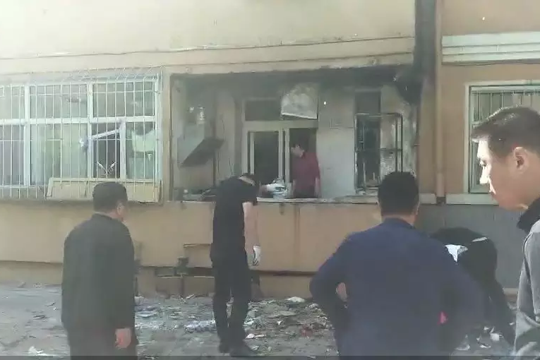 今晨，大慶經五街2-41號樓二單元一樓發生燃氣爆炸！