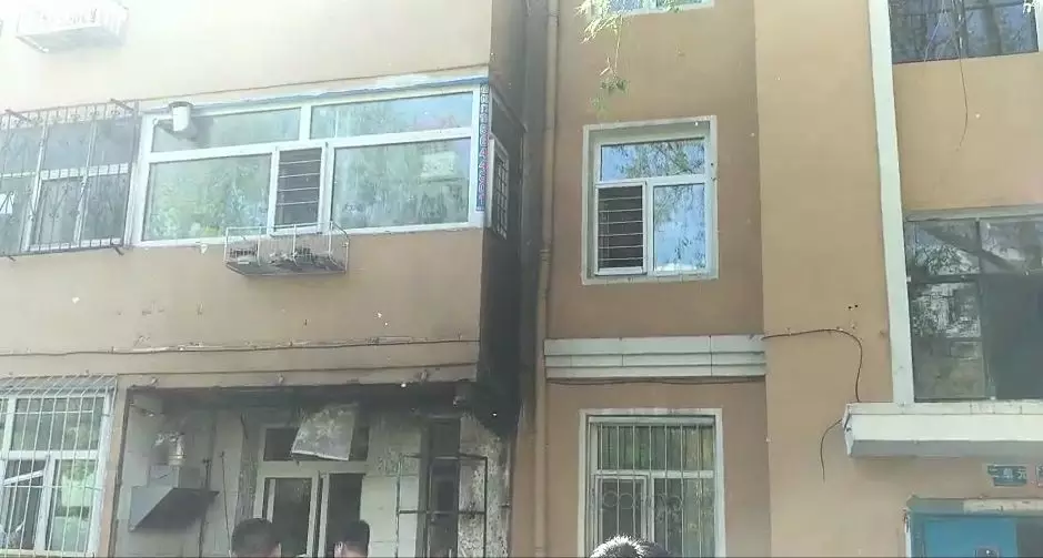 今晨，大慶經五街2-41號樓二單元一樓發生燃氣爆炸！