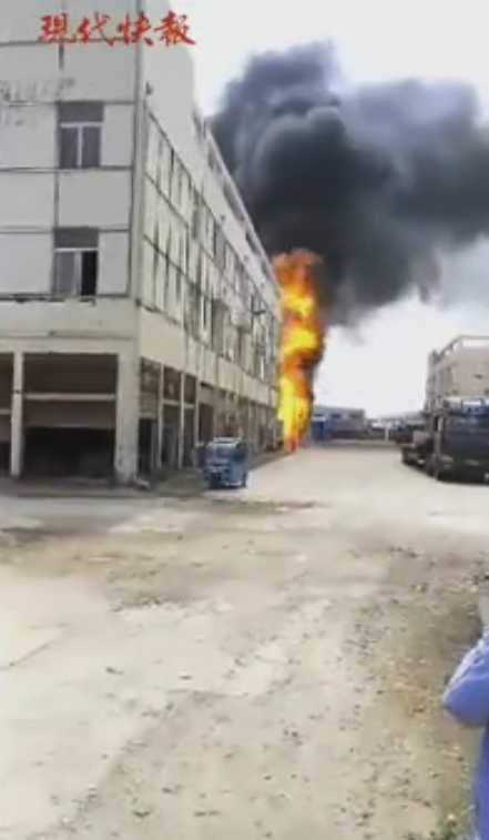 泰州一煤氣充裝點(diǎn)起火 里面藏著70多個(gè)煤氣罐